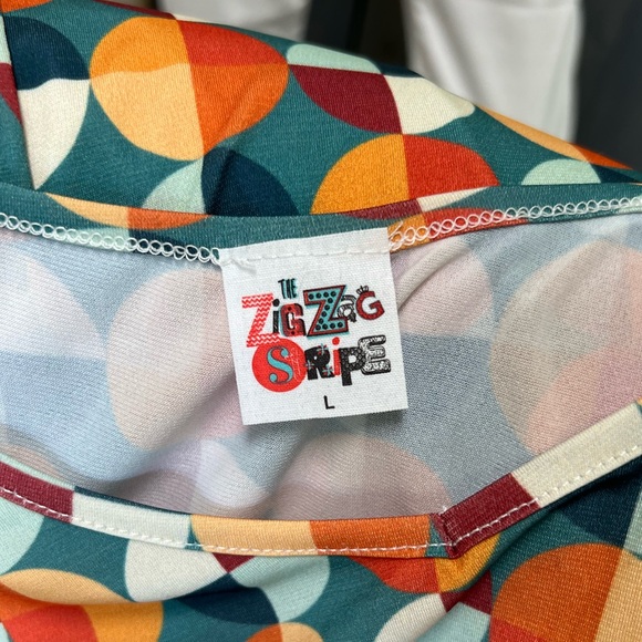 NWOT The Zig Zag Stripe Women’s Multi Colored Print Top Size Large - Picture 9 of 11